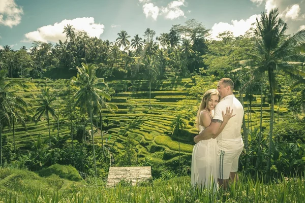 Coppia felice che viaggia a Bali, terrazze di riso di Tegalalang, Ubud — Foto Stock