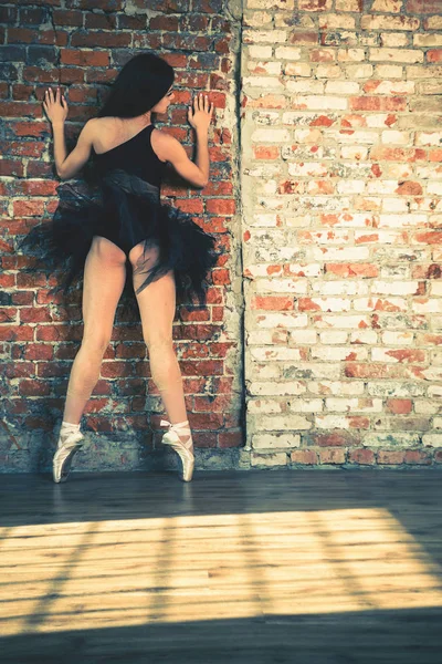 Jonge mooie ballerina is poseren in vintage studio — Stockfoto