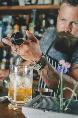 Barmen kokteyl yapıyor