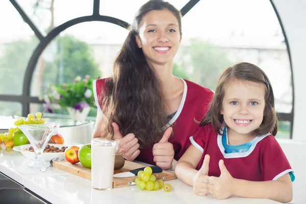 Menina bonito cozinhar com sua mãe, comida saudável. Iogurte — Fotografia de Stock