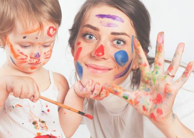 Anne ve bebek çizer renkli mürekkeplerle