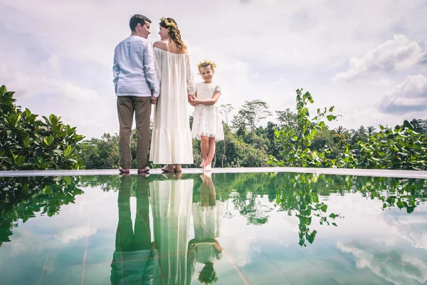 Familia feliz cerca de la piscina en Ubud, Bali —  Fotos de Stock