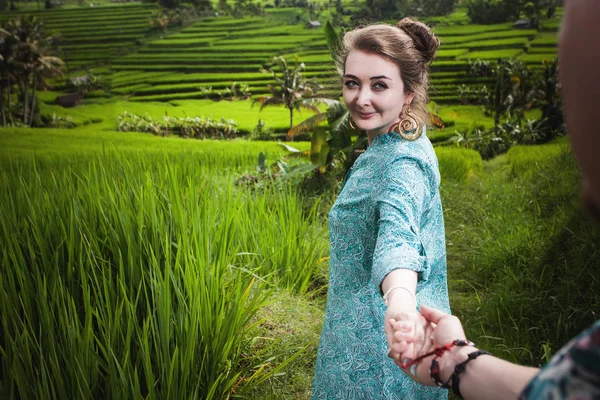 Šťastný pár na pláži, výhled na moře. Cestování na Bali. — Stock fotografie