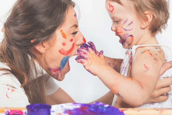 Joyeux maman et bébé jouer avec peint visage par peinture — Photo