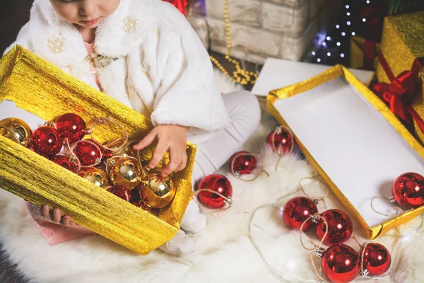 Closeup menina decorando árvore de Natal — Fotografia de Stock