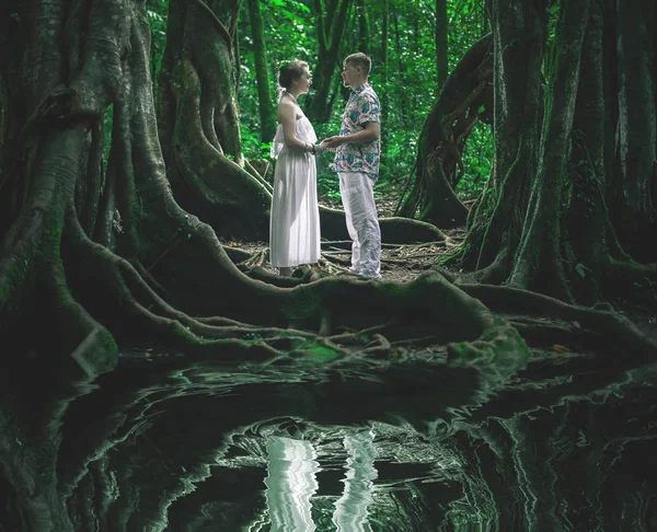 Honeymoon couple at Balinese Botanical Garden. Ubud, Bali — Stock Photo, Image