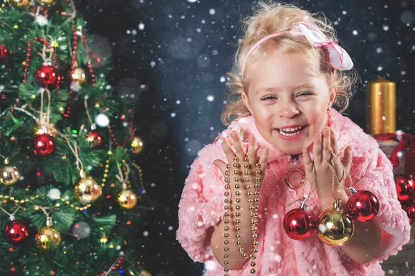 Divertente bambina che decora l'albero di Natale — Foto Stock