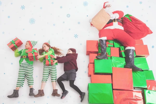 Gli aiutanti di Babbo Natale lavorano al Polo Nord. He Reading lista dei desideri — Foto Stock