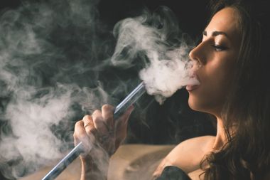 Genç, güzel bir kız duman bir nargile Club