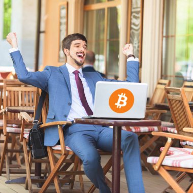 Blockchain teknoloji. Bitcoin cryptocurrency. Başarılı adam