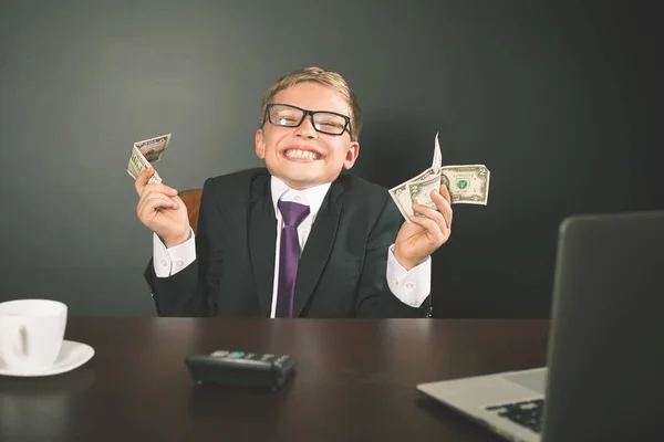 Successfully boy earning money with bitcoin cryptocurrency. — Stock Photo, Image