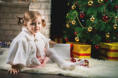 Noel ağacı süsleyen küçük kız