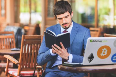 Blockchain teknoloji. Tüccar. Bitcoin cryptocurrency haberleri.