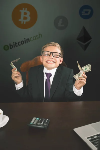 Úspěšně chlapec vydělávat peníze s bitcoin kryptoměn. — Stock fotografie