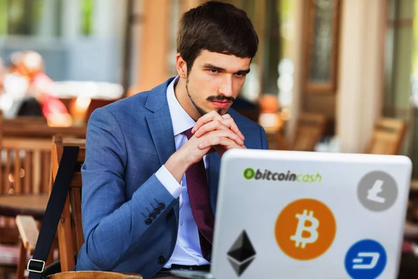 Blockchain teknoloji. Bitcoin cryptocurrency kötü haber.