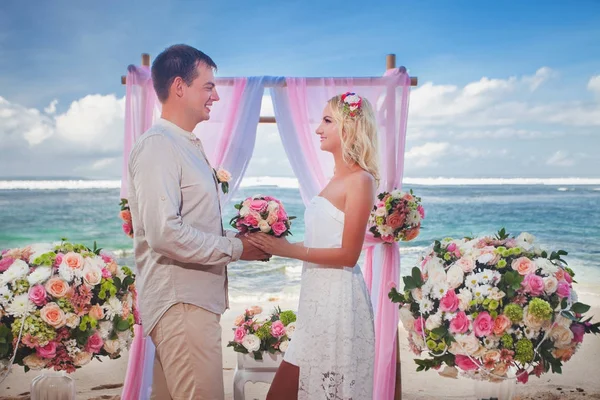 Bruidspaar net getrouwd — Stockfoto