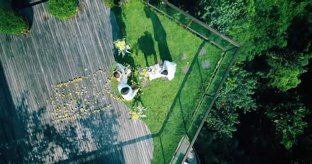 Drone vue aérienne de la cérémonie de mariage à l'hôtel de luxe bali 