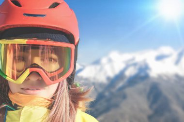 Alpler, İsviçre dağ snowboard kıza. Kış aktiviteleri