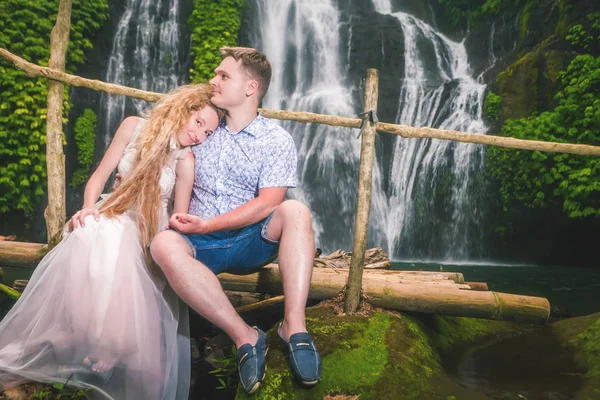 Glückliches Paar reist nach Wasserfall, Indonesien. bali — Stockfoto