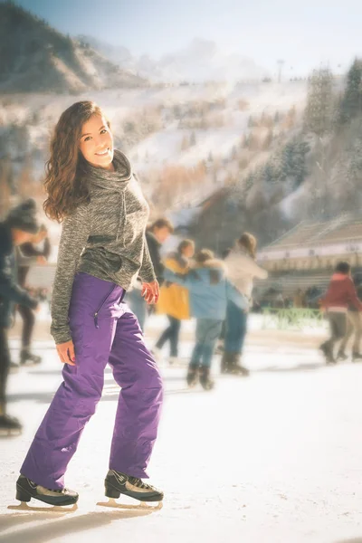 Λατινική κορίτσι πατινάζ στον πάγο εξωτερική στο παγοδρόμιο. Υγιεινός τρόπος ζωής — Φωτογραφία Αρχείου