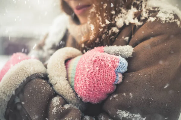 Closeup woman at cold snowy winter walking at New York — Stock Photo, Image