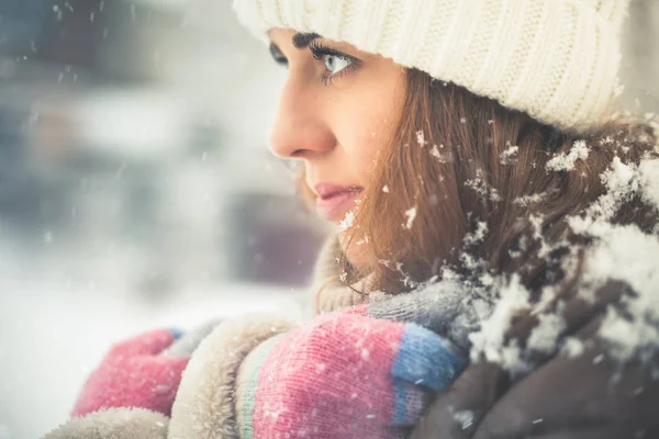 Beautiful woman at cold snowy winter walking at New York — Stock Photo, Image