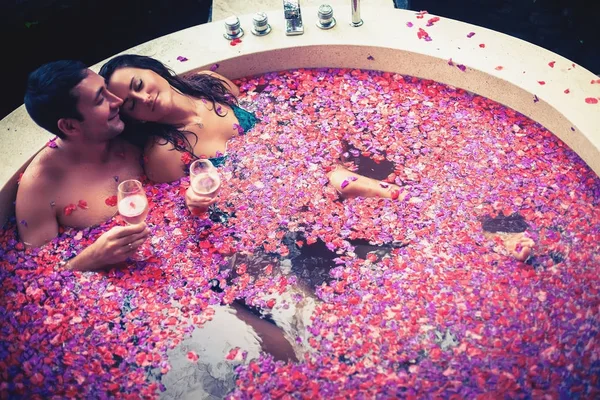 Couplere wego kąpiel z kwiatów tropikalnych, odkryty w luksusowym hotelu — Zdjęcie stockowe