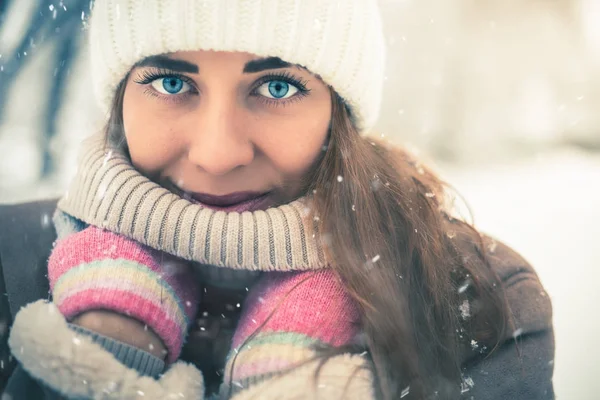 Beautiful woman at cold snowy winter walking at New York — Stock Photo, Image