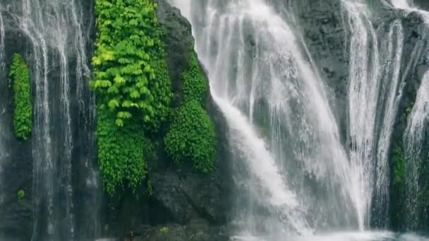 Filmagem de casal feliz na cachoeira viaja para a Tailândia . — Vídeo de Stock