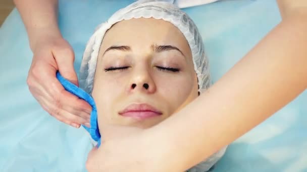 Rejuvenecimiento de la piel Masaje de tratamiento con crema facial, imágenes 4k . — Vídeo de stock