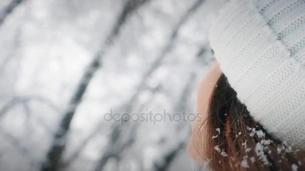 Gelukkige vrouw op koude snowy winter op Park in New York — Stockvideo