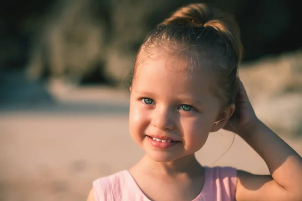 Beautiful little girl at the beach. Sunblock cream for children. — Stock Photo, Image