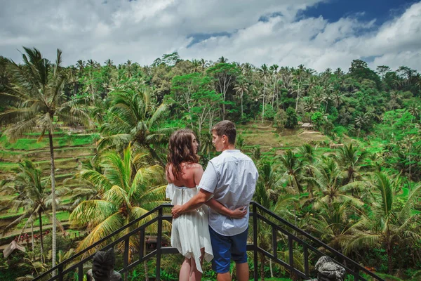 Pirinç tarlalarında yürüyen mutlu bir çift. Bali 'de seyahat. — Stok fotoğraf