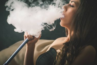 Genç, güzel bir kız duman bir nargile Club