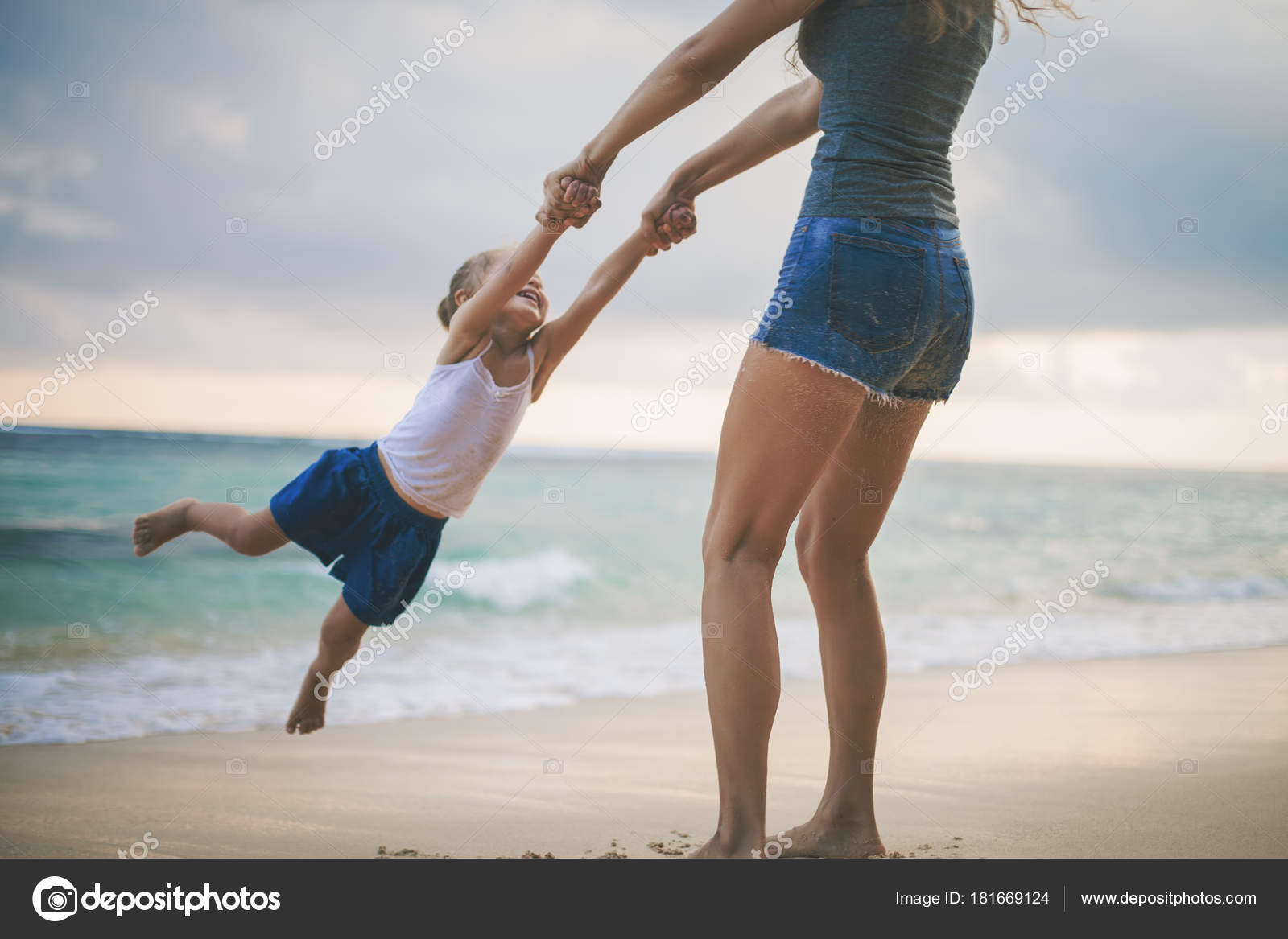 Maman et bébé jouent près de la plage. Voyager en famille, enfant image