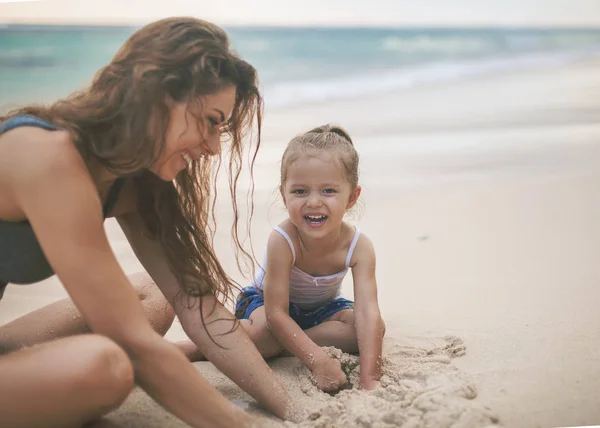Anya és a baba játszani a strand közelében. Utazik a család, gyermek — Stock Fotó