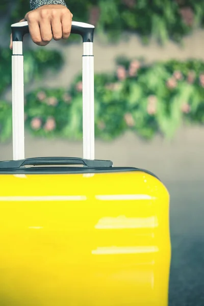 Woman carries your luggage at the airport terminal — Stock Photo, Image