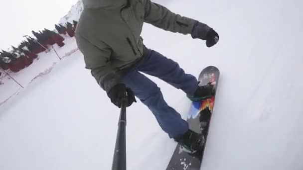 Повільний рух кадри сноубордист робить стрибках в гори — стокове відео