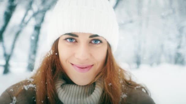 Mulher feliz no inverno frio nevado em New York Park — Vídeo de Stock