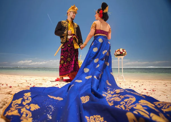 Pareja feliz matrimonio en el balneario Bali hotel grand . —  Fotos de Stock
