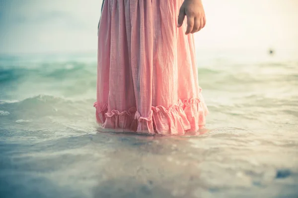 Chica lanza una piedra al mar . —  Fotos de Stock