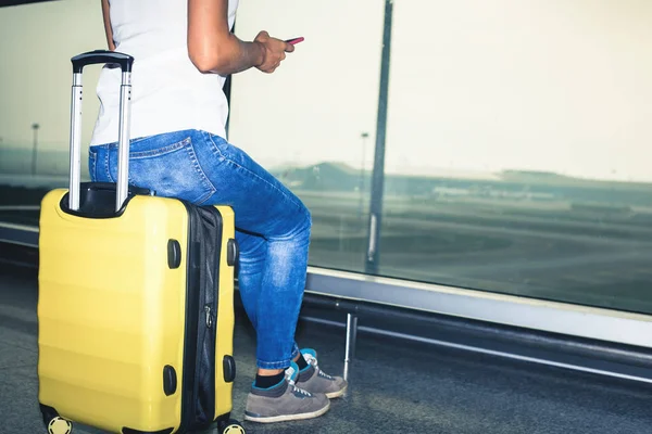 女性が空港ターミナルで荷物を運ぶ — ストック写真