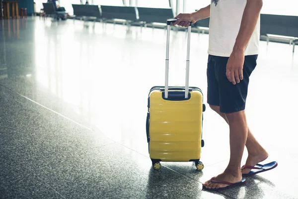 男は空港ターミナルで荷物を運ぶ — ストック写真