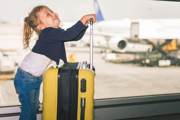 Счастливый ребенок носит сумку в терминале аэропорта . — стоковое фото