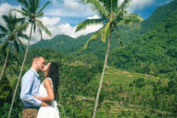 Šťastný pár políbí na rýžové terasy. Cestování na Bali. — Stock fotografie