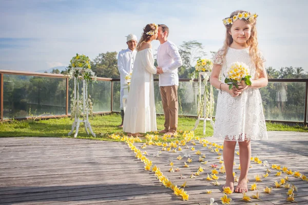 Casal feliz recém-casados em casamento, cerimônia de casamento em Ubud . — Fotografia de Stock