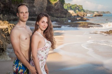 Mutlu çift sahilde Deniz Manzaralı yürüyüş. Bali adlı seyahat.