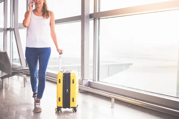 女人携带你的行李在机场航站楼 — 图库照片