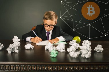 Başarılı bir şekilde çocuk bitcoin cryptocurrency ile para kazanma.