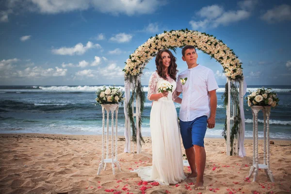 Pareja de boda acaba de casarse — Foto de Stock